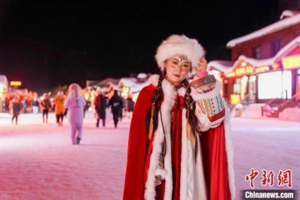 新宝配资 中国雪乡旅拍火热：三步一“公主”五步一“翠花”
