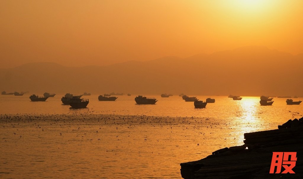 6月16日，霍尔木兹海峡中排队的船只。（IC photo）